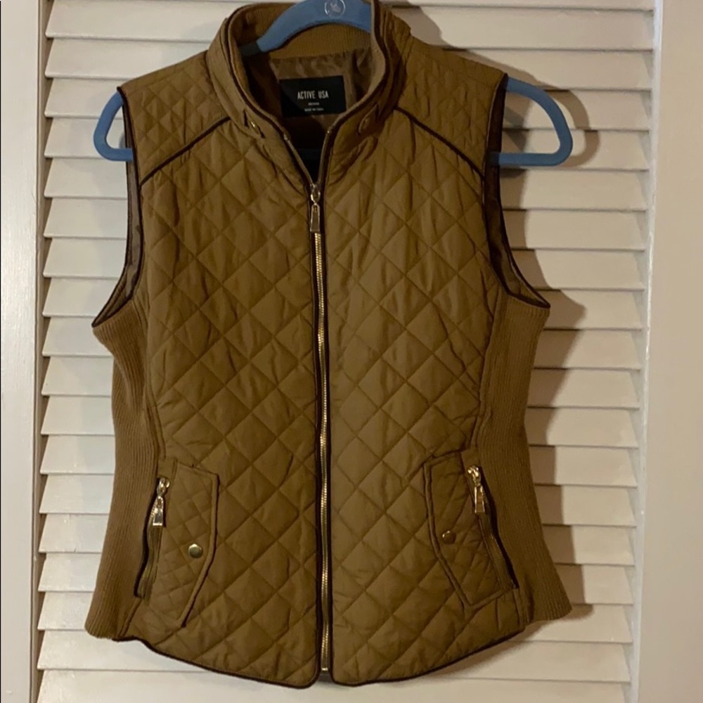 NWOT!! Active USA Zip Up Vest / Medium